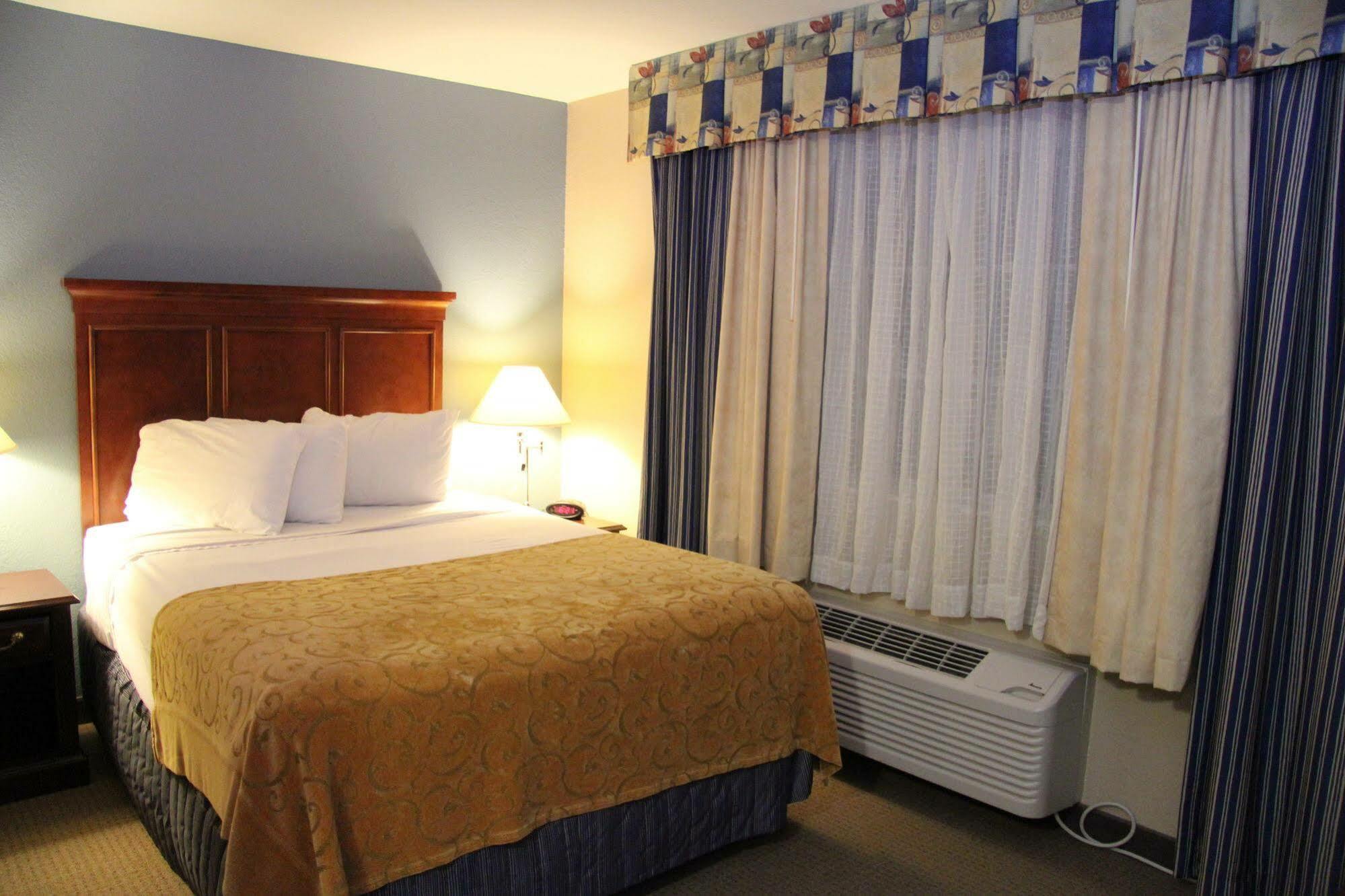 Green Acres Hotel Pittsfield Экстерьер фото