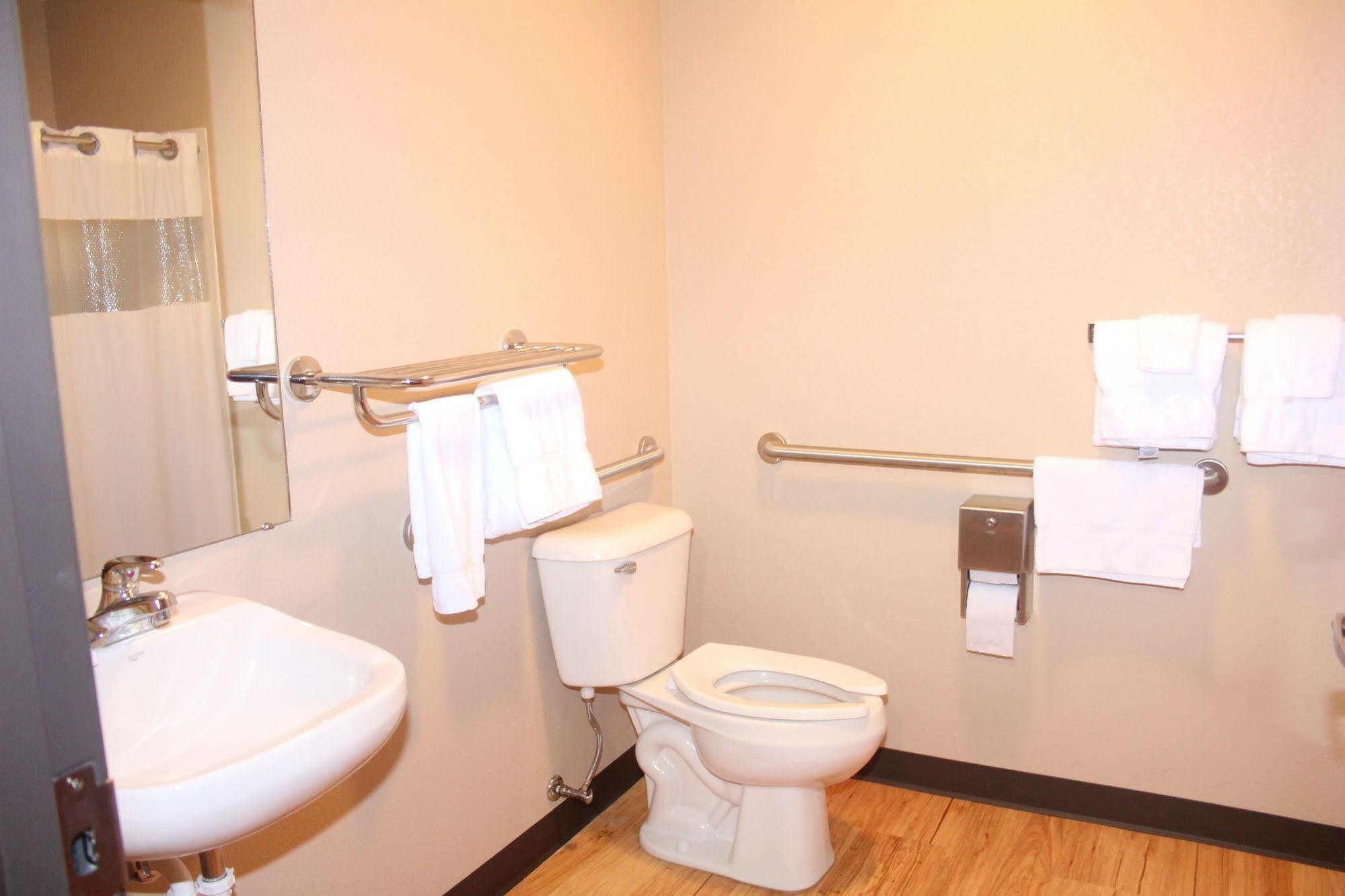 Green Acres Hotel Pittsfield Экстерьер фото