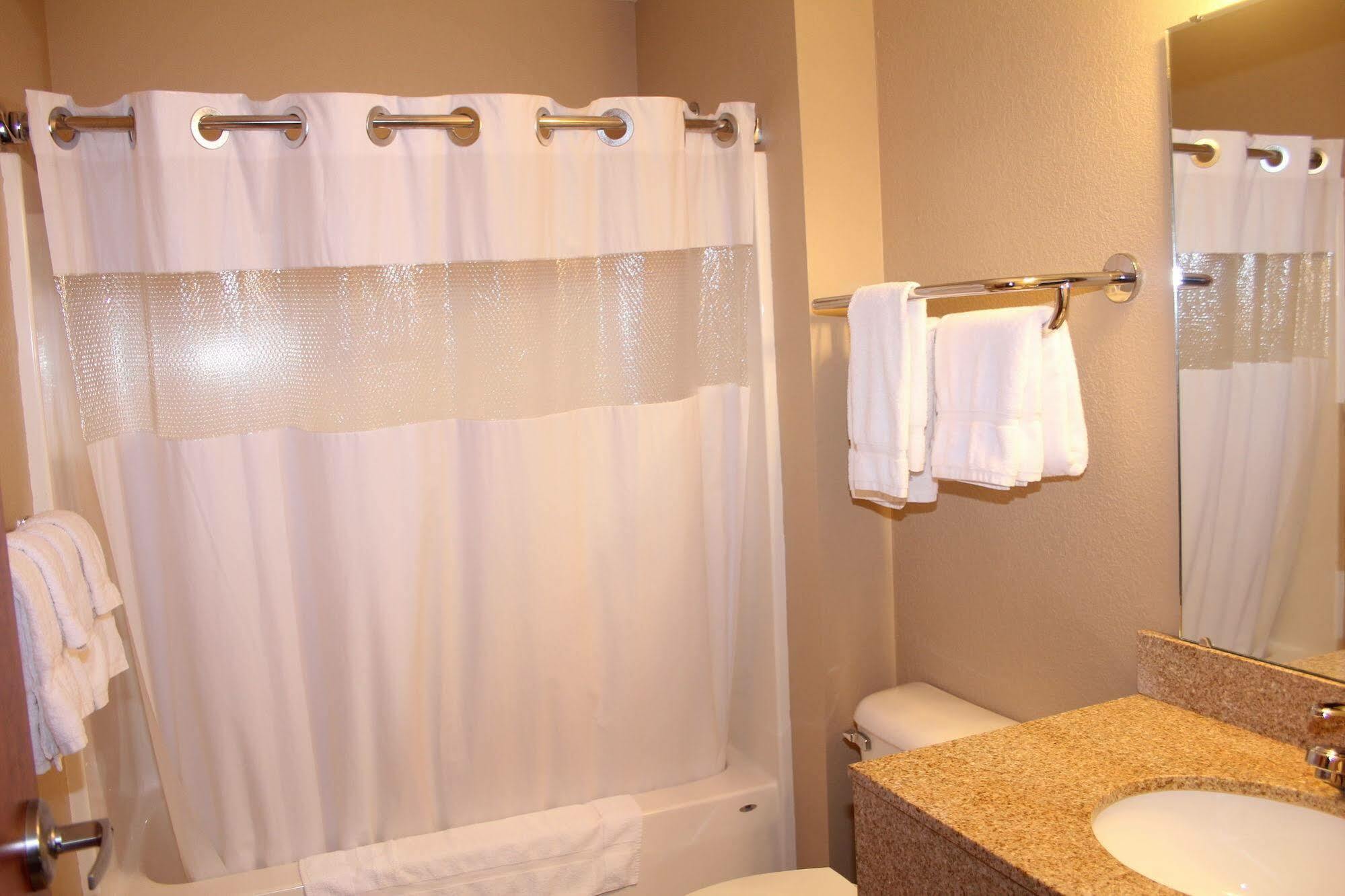 Green Acres Hotel Pittsfield Экстерьер фото