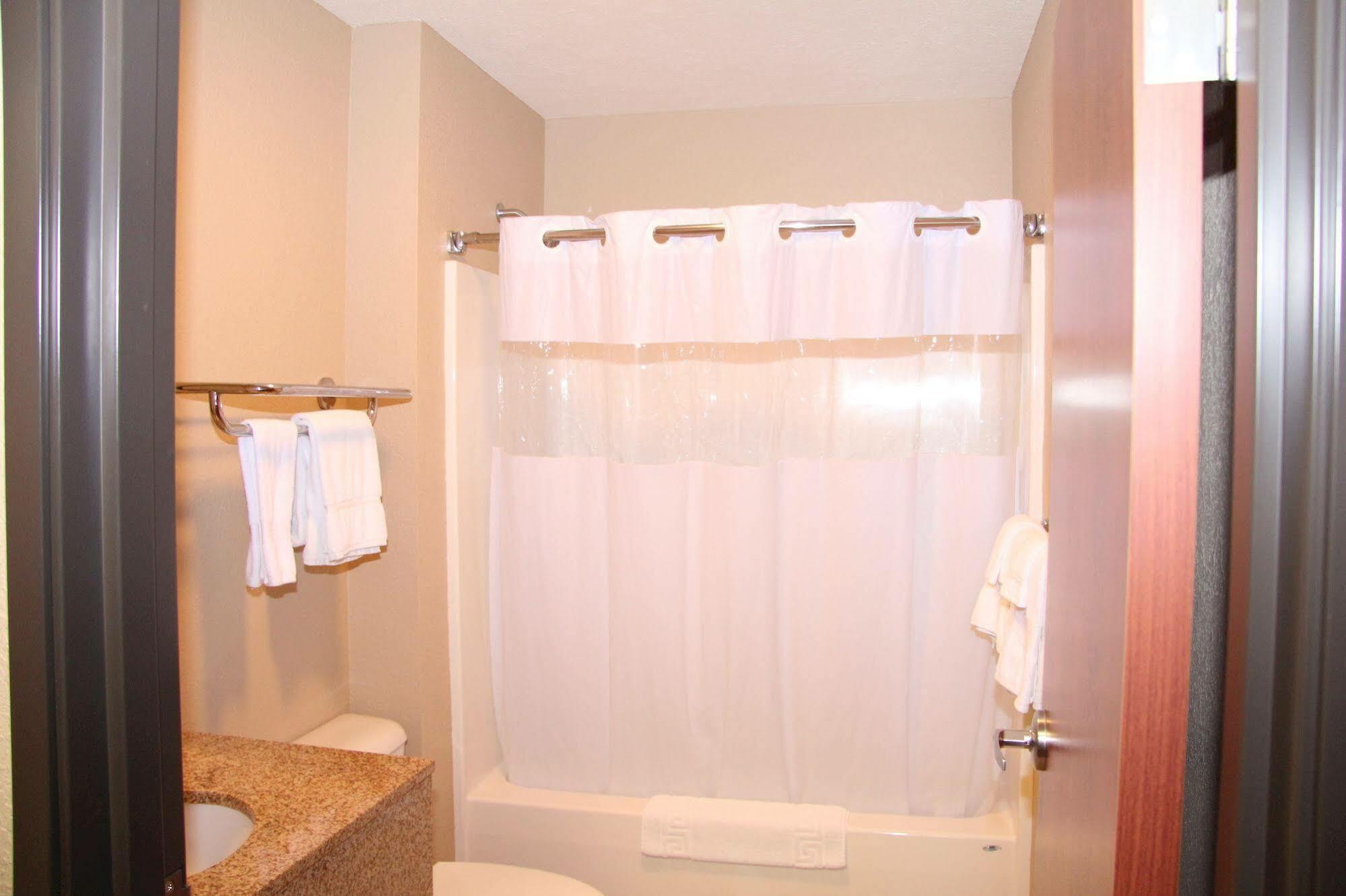 Green Acres Hotel Pittsfield Экстерьер фото