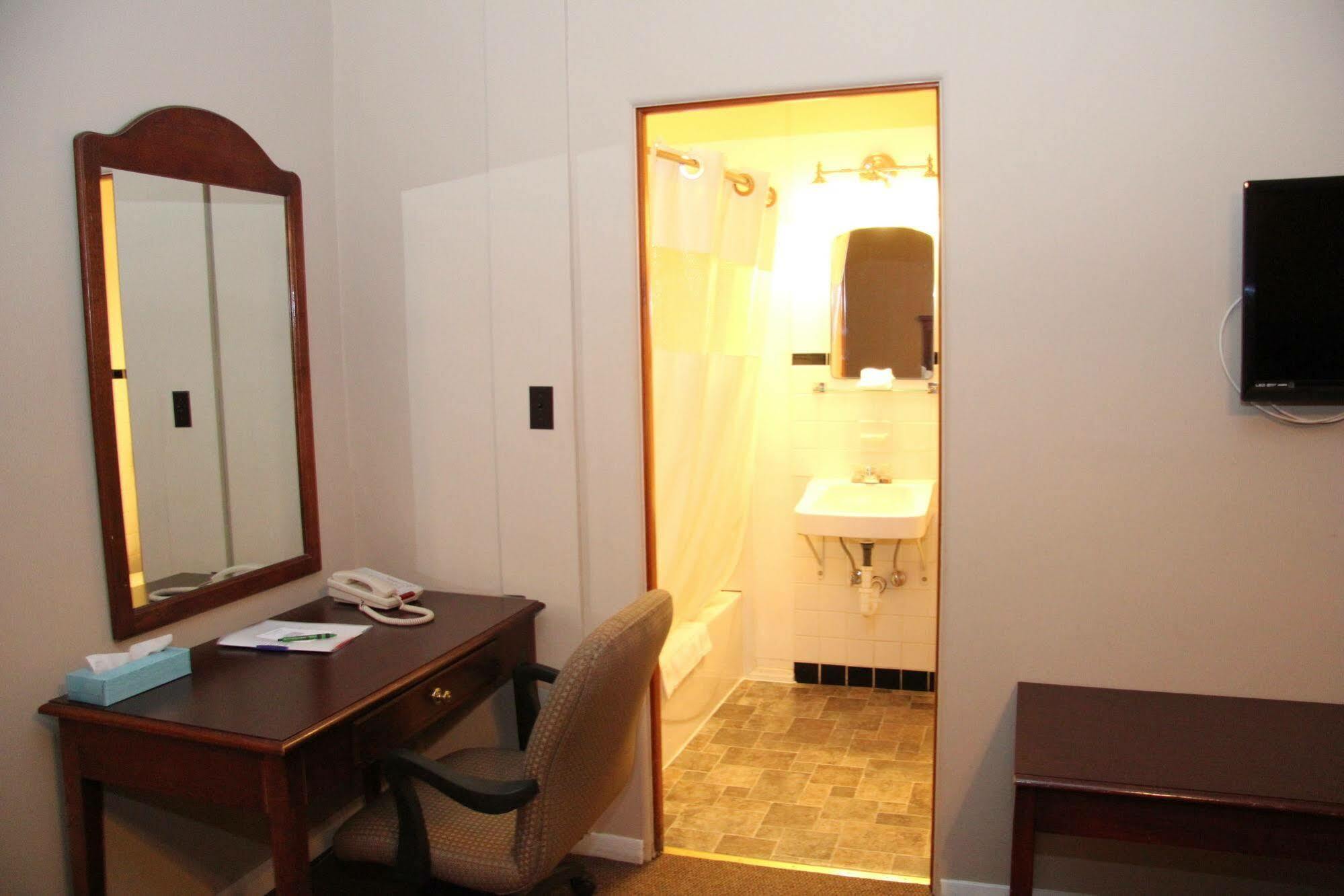 Green Acres Hotel Pittsfield Экстерьер фото